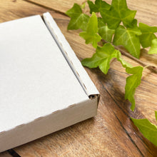 Load image into Gallery viewer, Recyclable cardboard packaging
